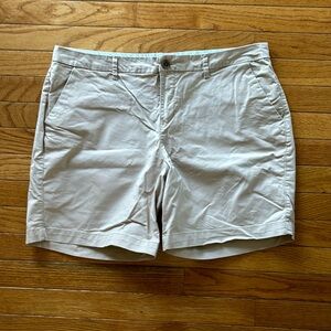 Old Navy 7” Inseam Everyday Short Khaki